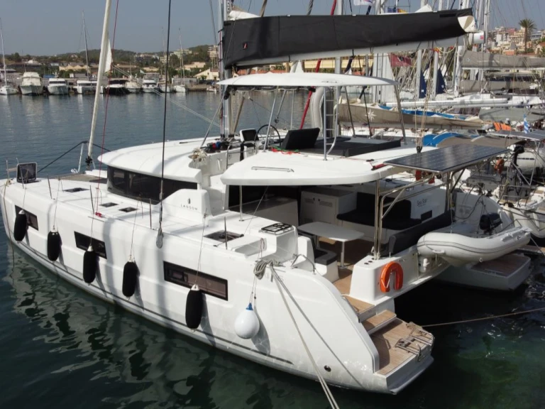 Catamaran te huur in Lávrio voor de beste prijs