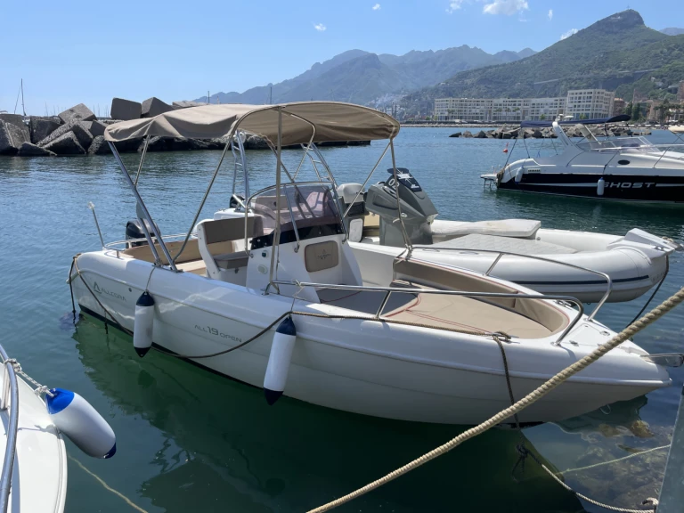 Motorboot te huur in Porto di Salerno voor de beste prijs