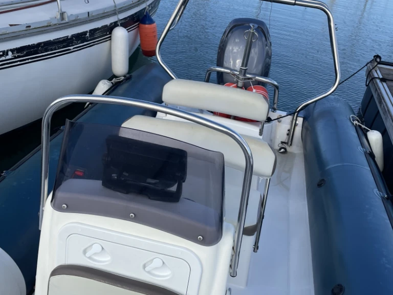 Verhuur Motorboot Bombard met vaarbewijs
