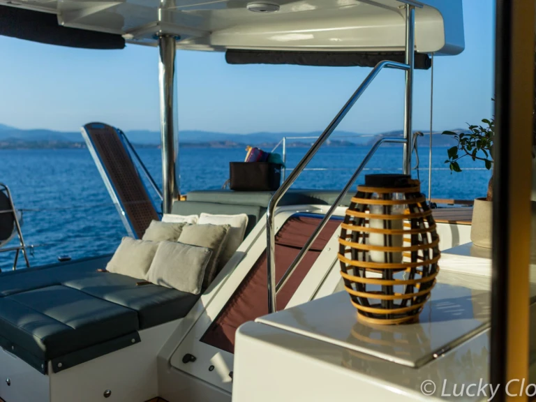 Jachthuur in Santorini (Eiland) - Lagoon LUCKY CLOVER  via SamBoat