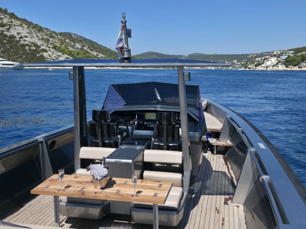 Motorboot te huur in Hvar voor de beste prijs