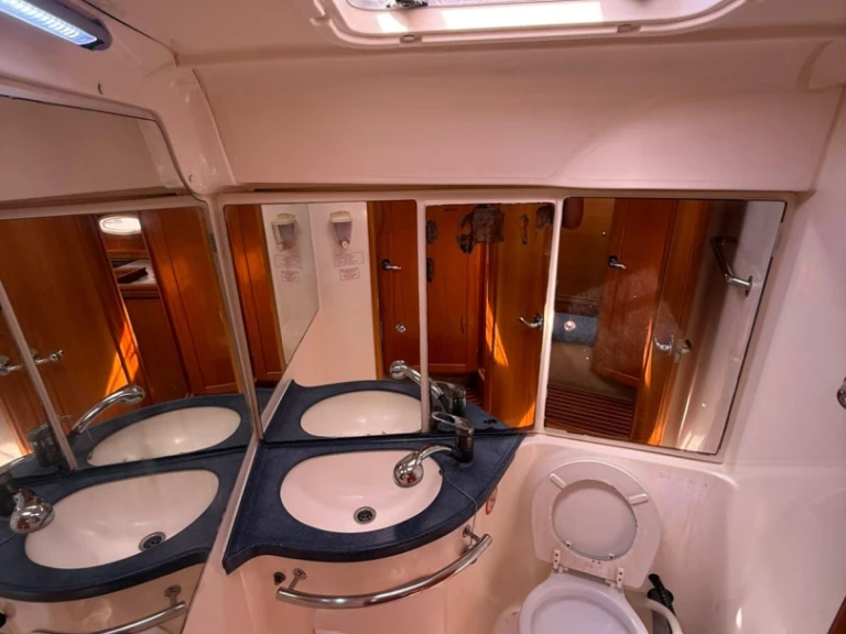 Huur een Bavaria Bavaria 42 Cruiser in Lávrio
