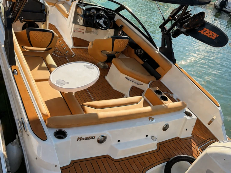 Huur Motorboot met of zonder schipper Four Winns in Aix-les-Bains