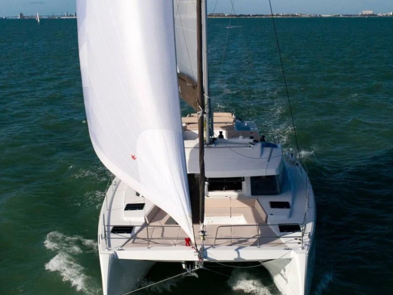 Catamaran te huur in Toúrlos voor de beste prijs