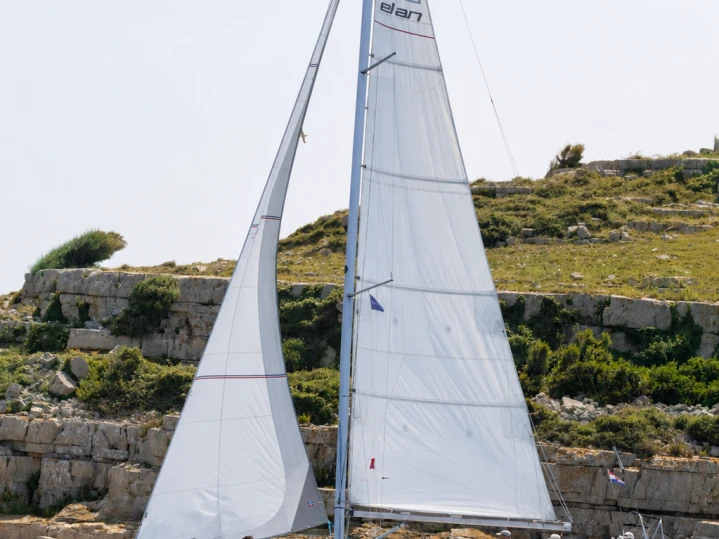 Huur een Elan E4 in Betina