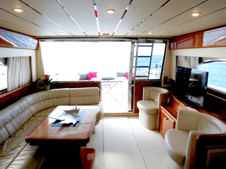 Verhuur Motorboot Ferretti met vaarbewijs
