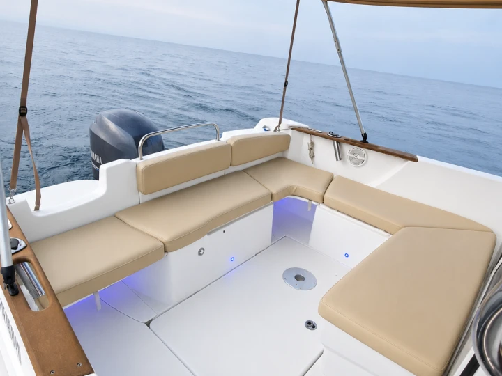 Verhuur Motorboot Bénéteau met vaarbewijs
