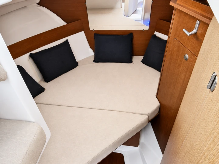 Bénéteau Antares 780 HB te huur van particulier of professional in Saint-Cyprien