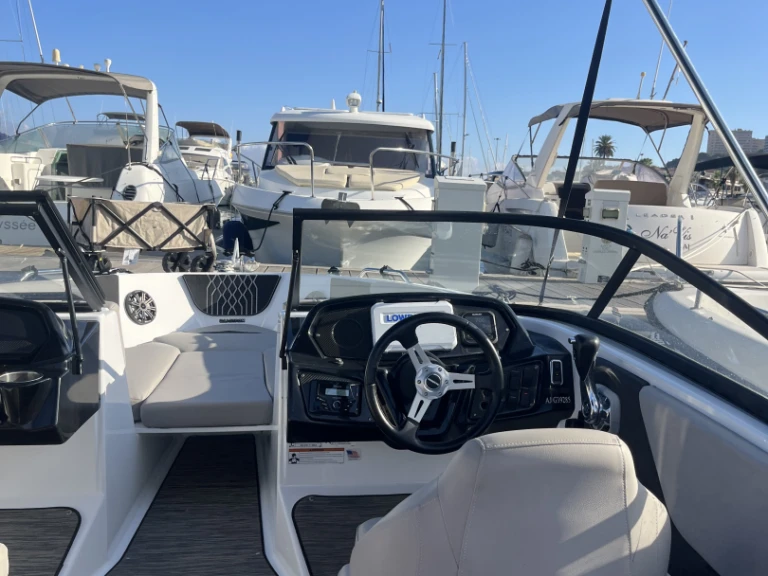 Verhuur Motorboot Glastron met vaarbewijs