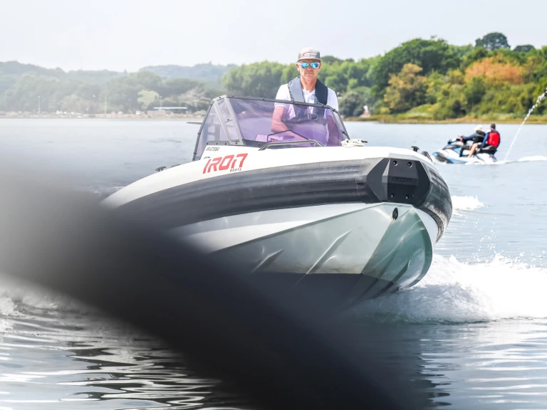 Verhuur Motorboot IRON BOATS  met vaarbewijs
