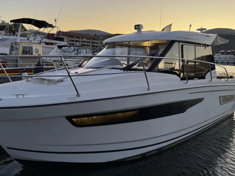 Verhuur Motorboot Jeanneau met vaarbewijs