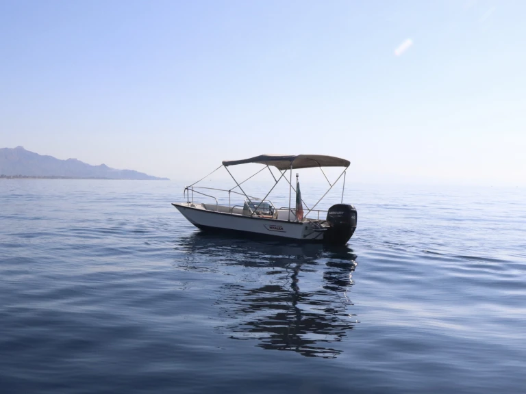Huur Motorboot met of zonder schipper Boston Whaler in Riposto