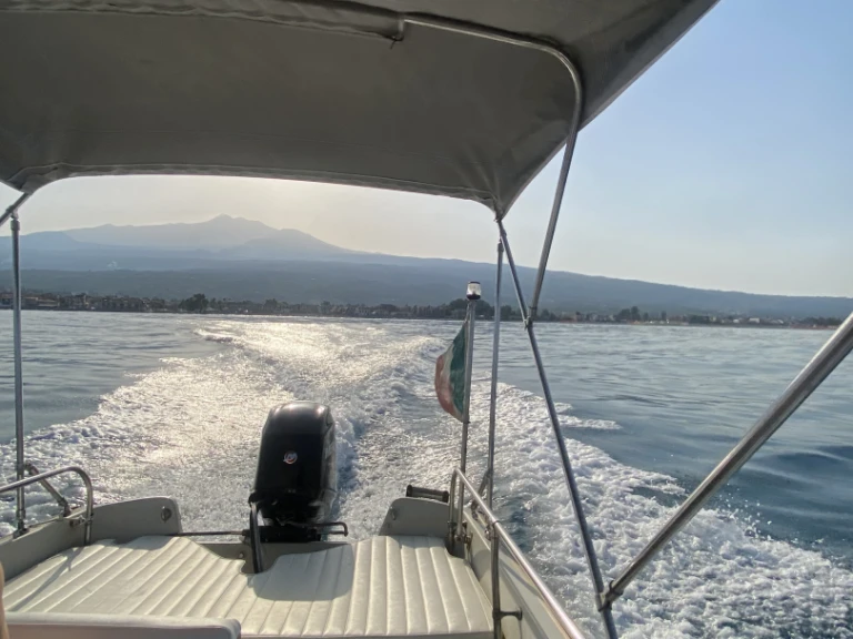 Boston Whaler Boston Whaler 17 te huur van particulier of professional in Riposto