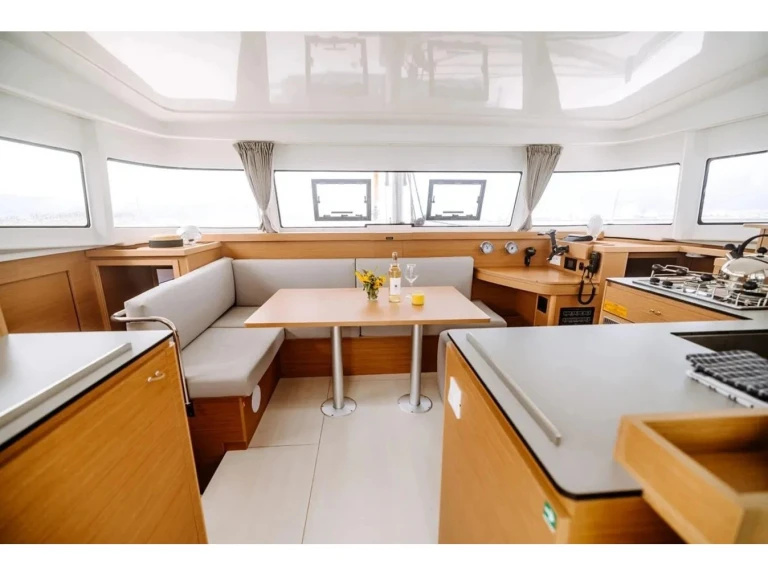 Catamaran te huur in Gouviá voor de beste prijs