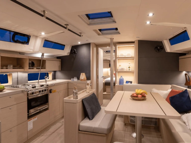 Huur een Bénéteau Oceanis 46 in Gouviá