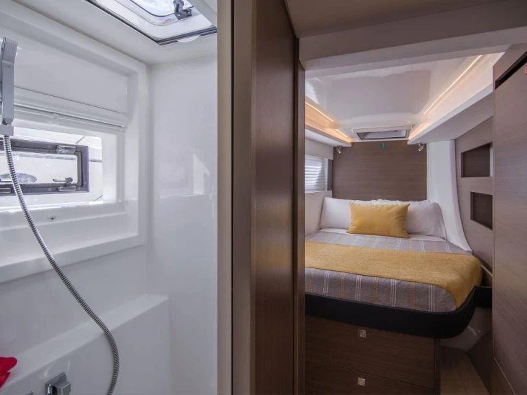 Leopard Leopard 42 te huur van particulier of professional in Piraeus