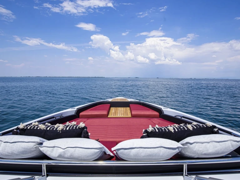 Bootverhuur Saint-Tropez goedkoop Pershing 90