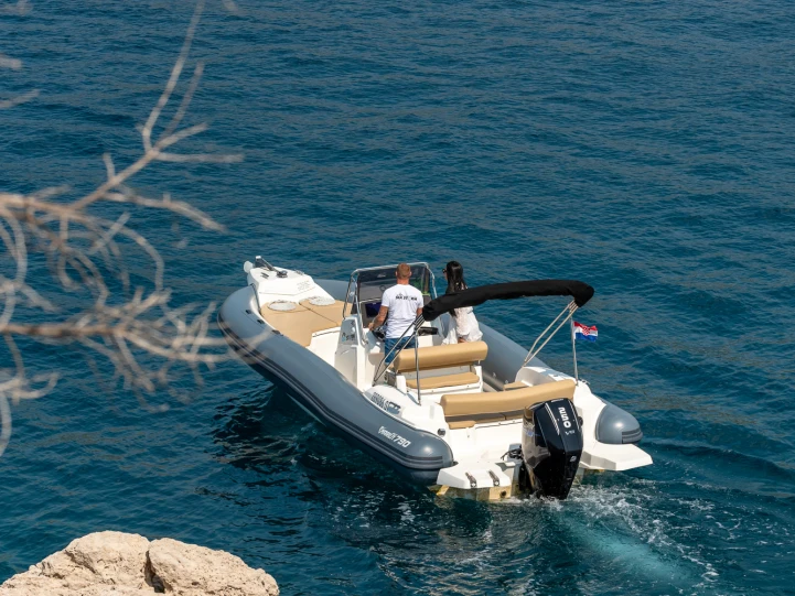 Pirelli 880 L Edition te huur van particulier of professional in Trogir