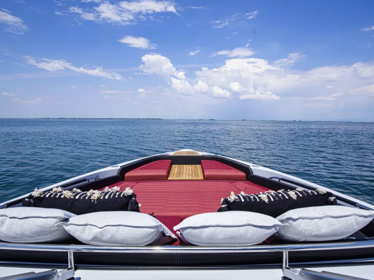 Huur een Cranchi A46 in Saint-Tropez
