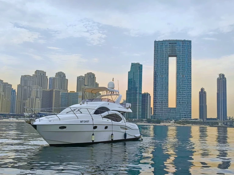 Verhuur Motorboot in Dubai Marina - Majesty Yachts Mejesty 50
