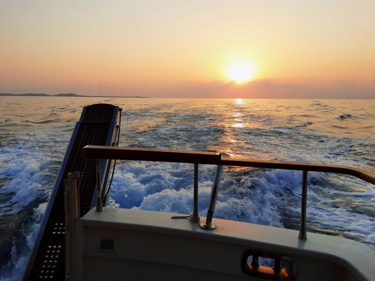 Verhuur Motorboot in Limassol Marina - Custom Made 66