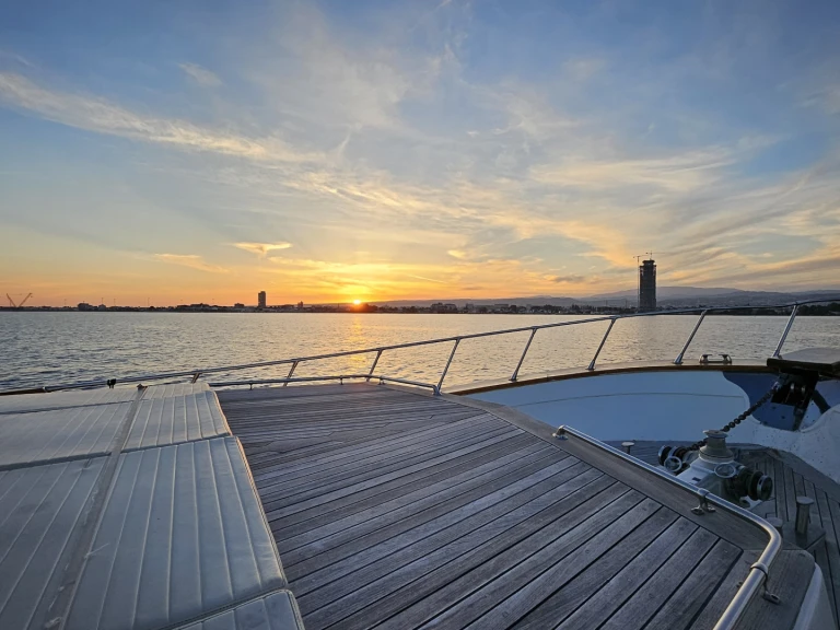 Motorboot te huur in Limassol Marina voor de beste prijs