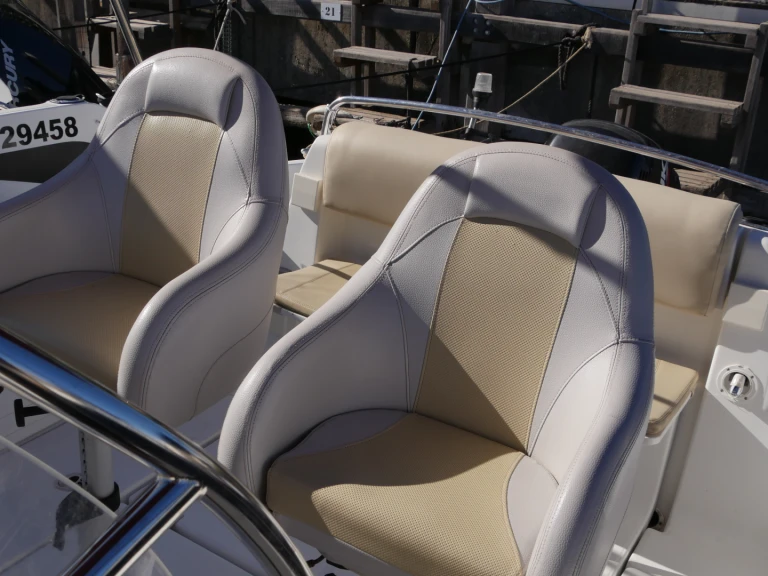 Verhuur Motorboot Bénéteau met vaarbewijs
