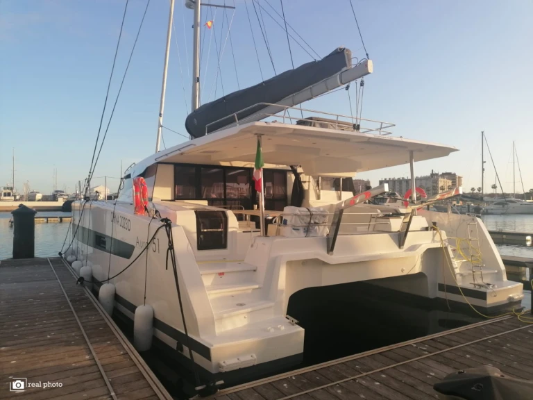 Huur een Fountaine Pajot Aura 51 in Cannigione