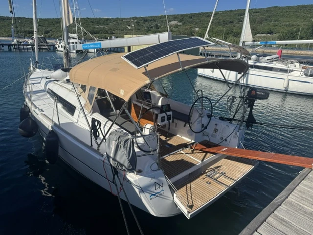 Huur een Dufour Dufour 350 Grand Large in Punat
