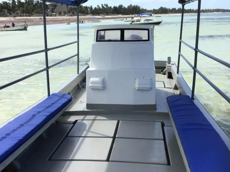 Bootverhuur Pwani Mchangani goedkoop Chris Craft Calypso 26