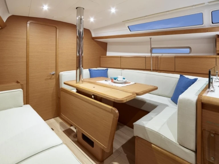 Huur een Jeanneau Sun Odyssey 389 (2019)  Jeanneau Sun Odyssey 389 (2019)  in Marseille