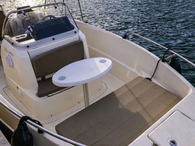Huur een Quicksilver Activ 555 Open in Marseille