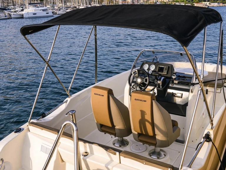 Bootverhuur Marseille goedkoop Activ 555 Open