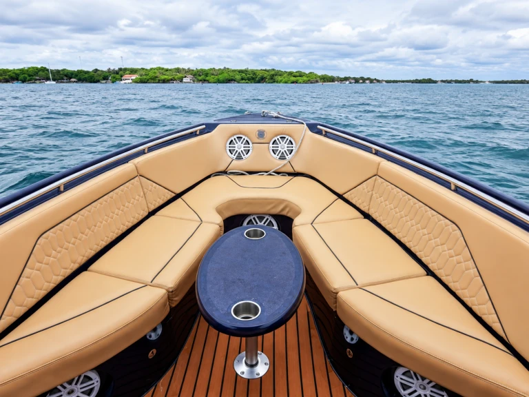 Verhuur Motorboot Custom Made met vaarbewijs