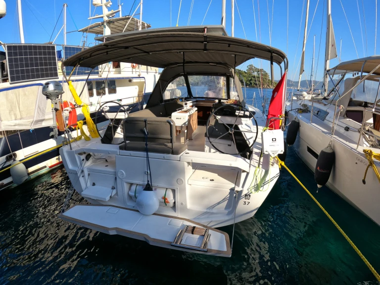 Bootverhuur Adaköy goedkoop Dufour 37