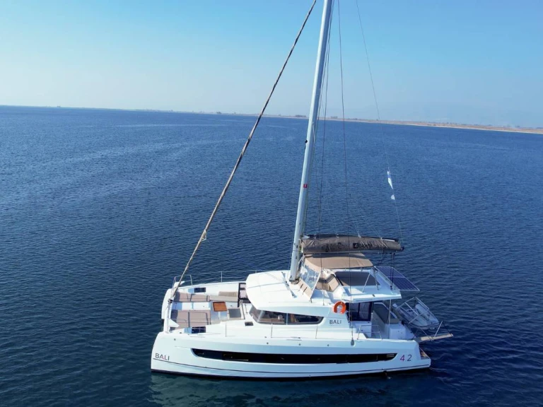 Catamaran te huur in Plataniás voor de beste prijs