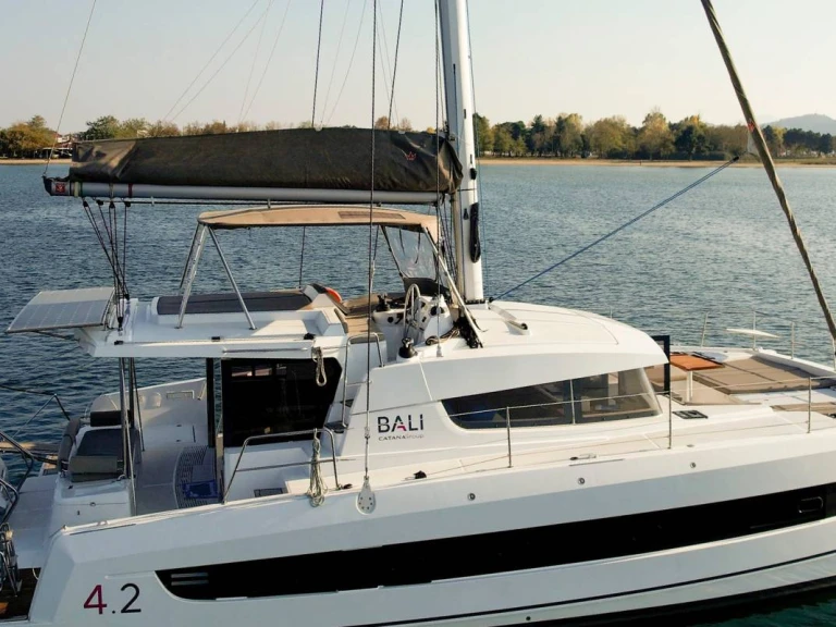 Catamaran te huur in Plataniás voor de beste prijs