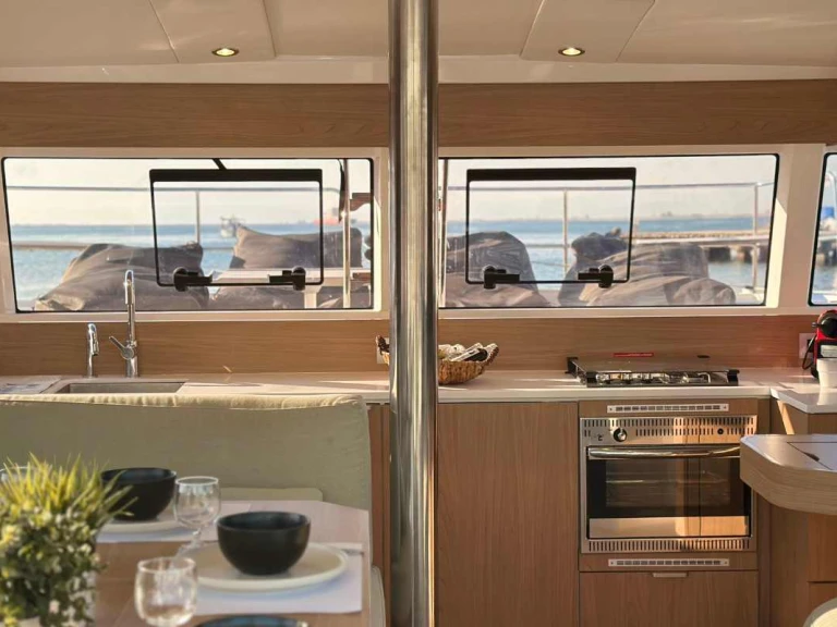 Catamaran te huur in Plataniás voor de beste prijs