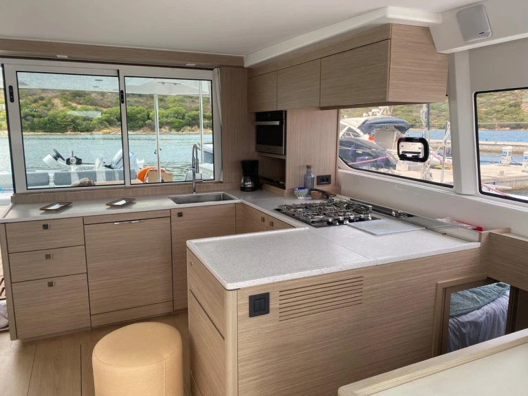 Verhuur Catamaran Lagoon met vaarbewijs