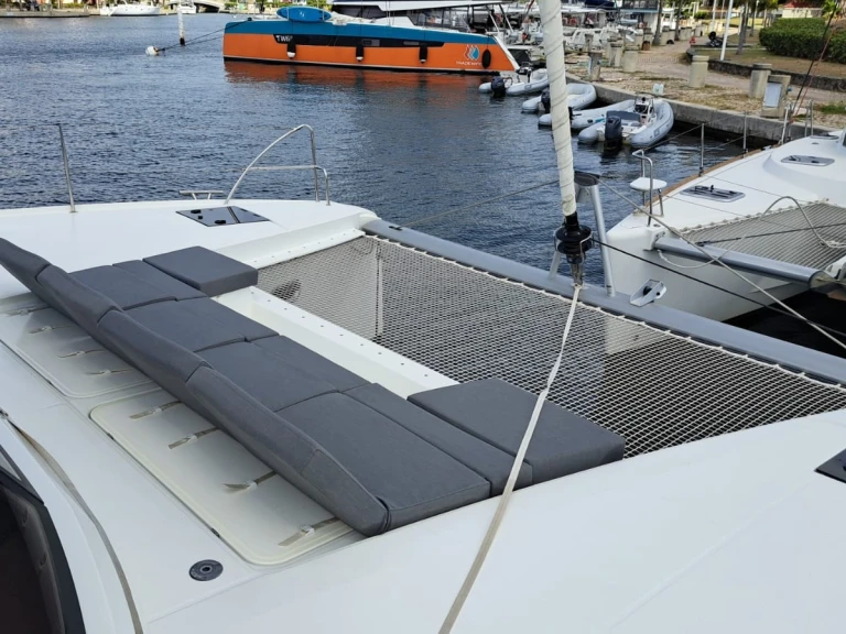 Huur een Fountaine Pajot Astréa 42 (6 cab.) in Bormes-les-Mimosas