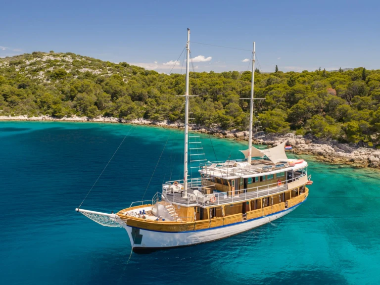Huur een Custom NOVI DAN in Trogir