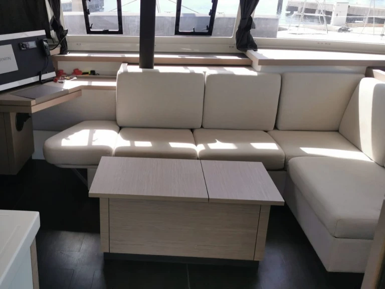 Bootverhuur Fountaine Pajot Astréa 42 (6 cab.) in Bormes-les-Mimosas via SamBoat