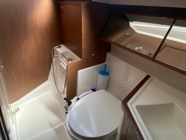 Jachthuur in Plataniás - Bénéteau Oceanis 40.1 (3 double and 1 bunk beds) via SamBoat