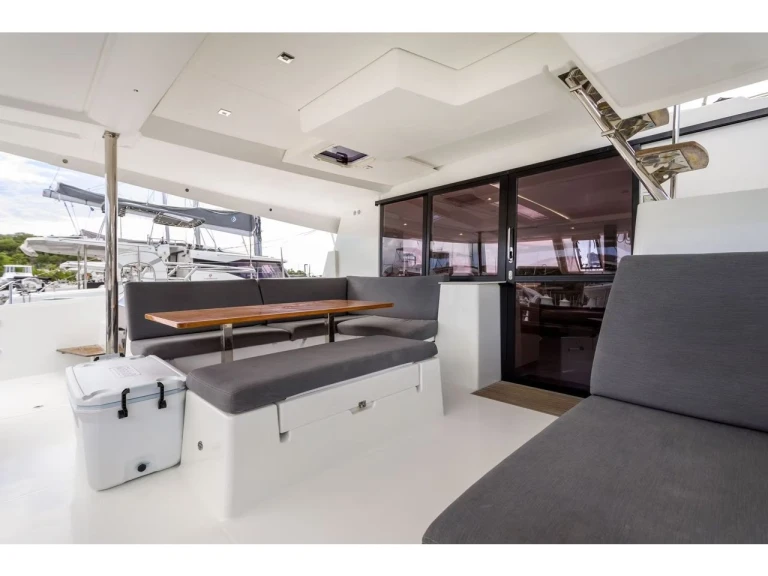 Huur een Fountaine Pajot Saona 47 in Saint George's