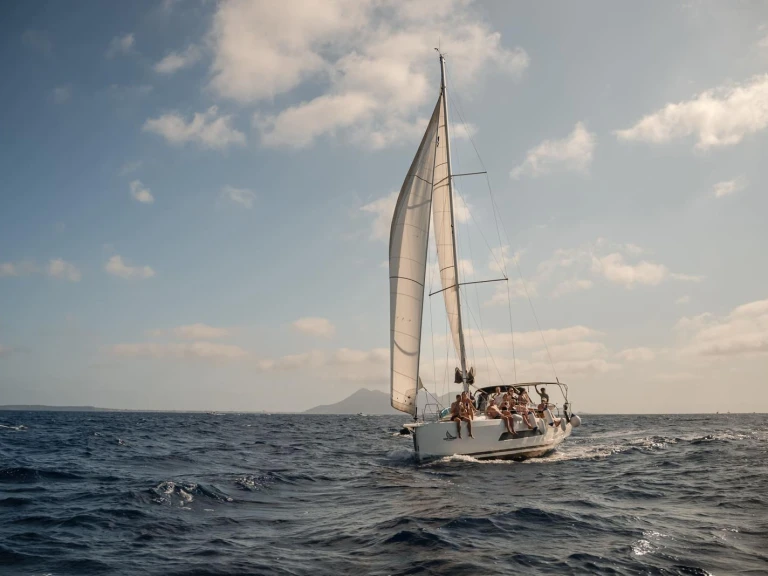 Dufour Dufour 37 – Available for Crewed Daily Charters Only te huur van particulier of professional in Castellammare del Golfo