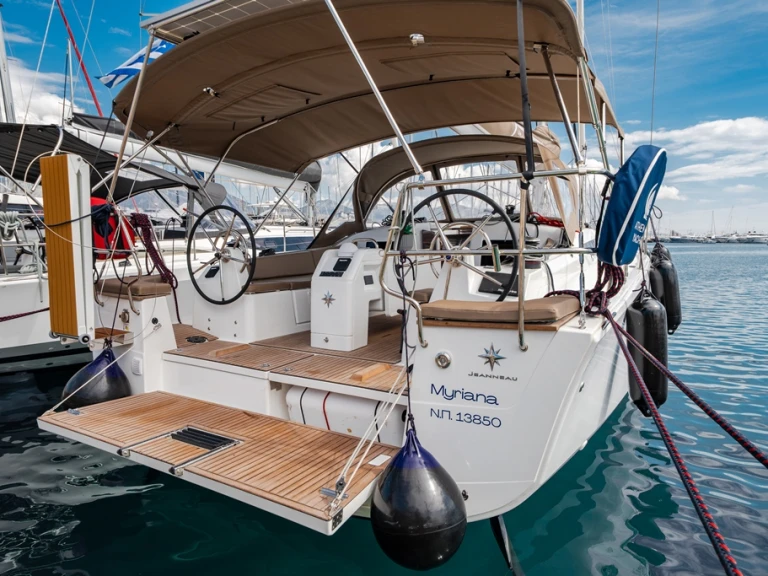 Huur een Jeanneau Sun Odyssey 415 in Néa Péramos