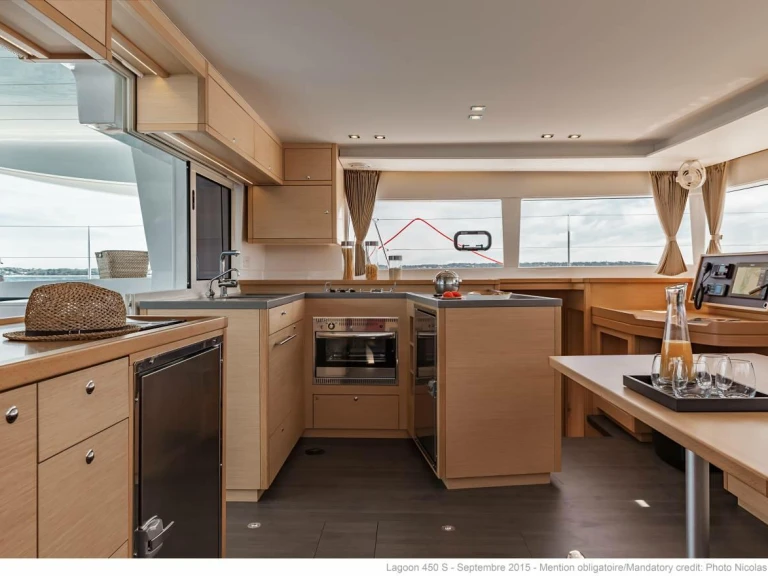 Verhuur Catamaran Lagoon met vaarbewijs