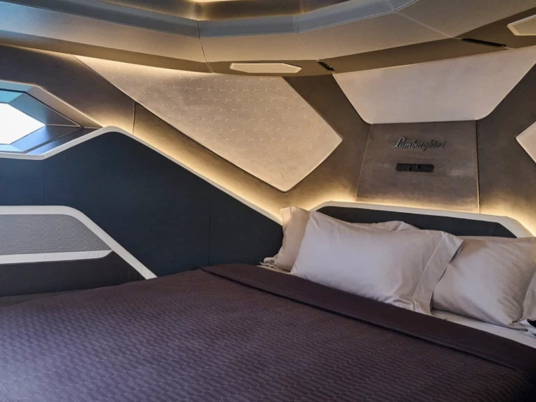 Huur een Tecnomar Lamborghini 63  in Dubai Marina