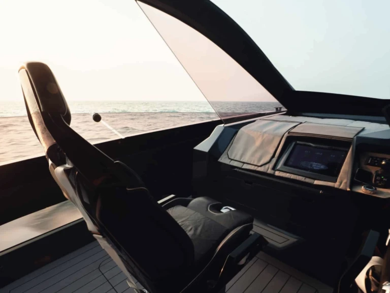 Bootverhuur Dubai Marina goedkoop Lamborghini 63 